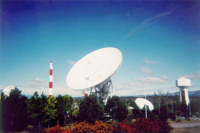 Giant dish tracking a geo-stationary satellite